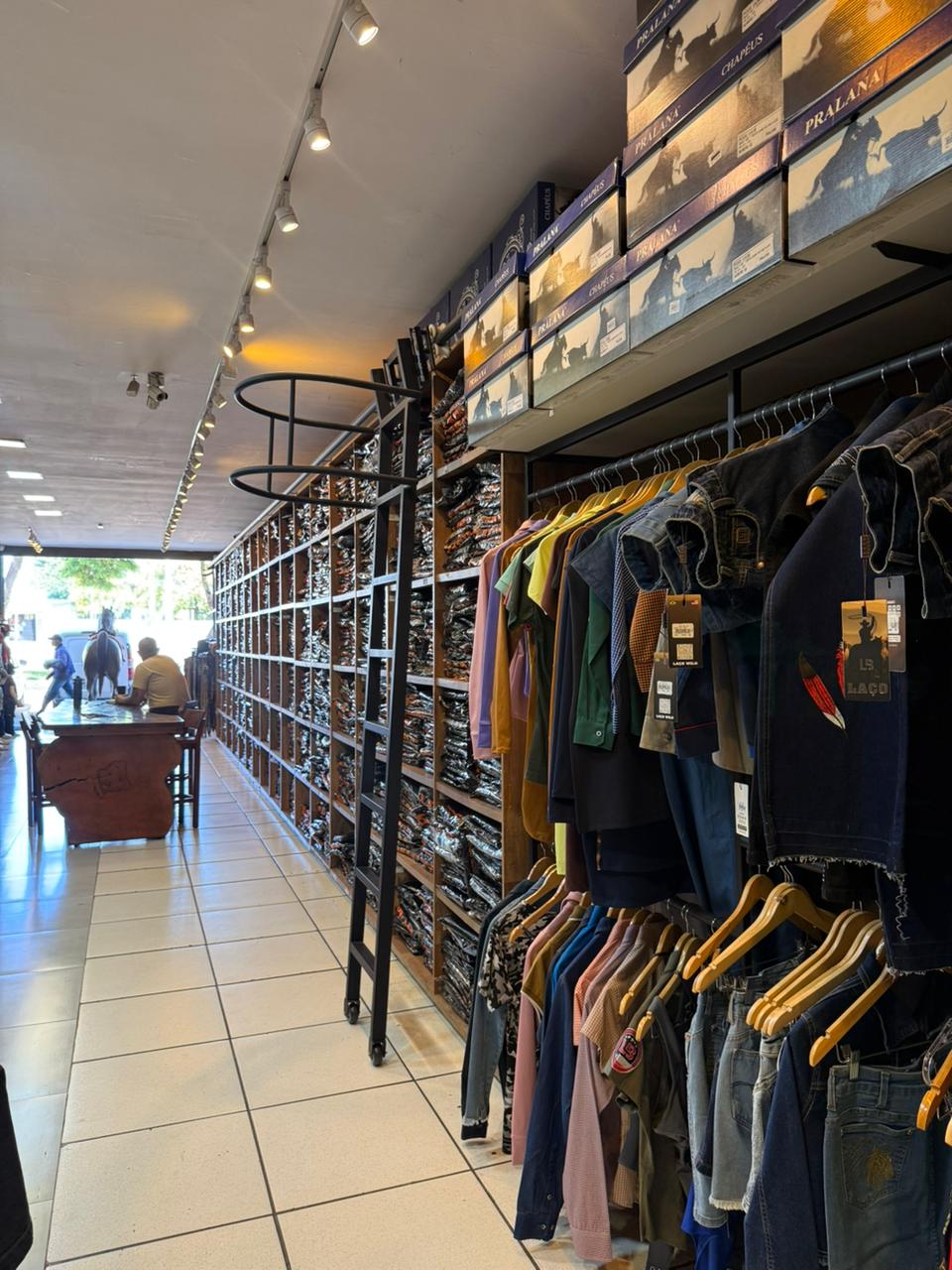 Seção de botas e cintos